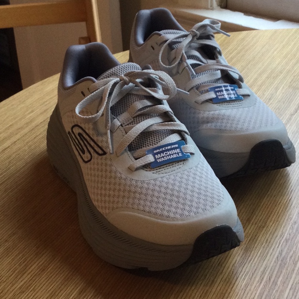 Mens Skechers Gray Athletic Running Shoes.  Max Cushioning. Size 8